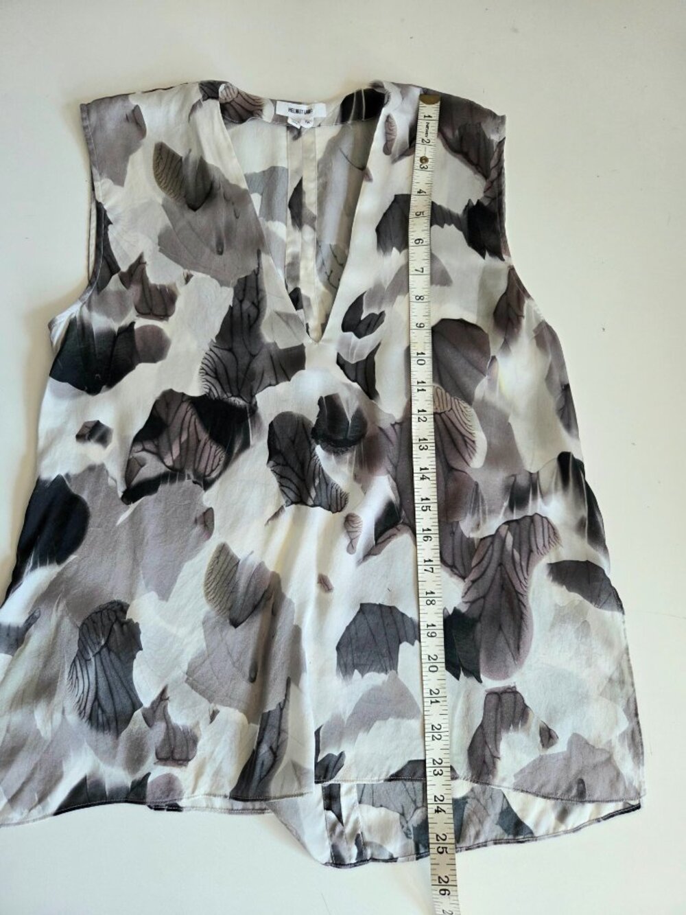 Helmut Lang 100% Silk Abstract Design Black White V-Neck Sleeveless Top AS IS - Picture 8 of 8